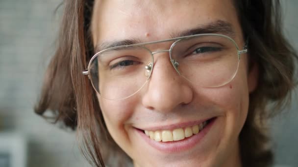 Headshot de joyeux jeune homme à la maison regardant la caméra et souriant à l'intérieur — Video