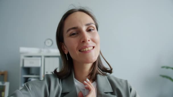 Úhel pohledu záběr roztomilé podnikatelky, jak se Selfie v kanceláři usmívá pózováním — Stock video