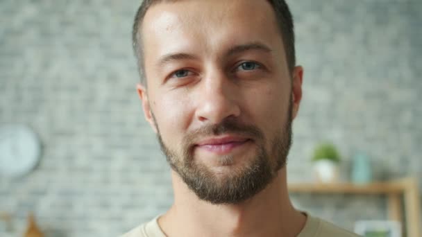 一个快乐中年男人在公寓里微笑的慢动作肖像 — 图库视频影像