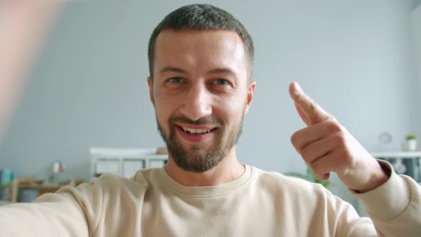 Lekfull kontorsarbetare tar selfie på jobbet tittar på kameran visar tummen upp — Stockvideo