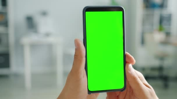 Yurtiçi arka planda erkek eli yeşil ekranlı çağdaş akıllı telefon — Stok video