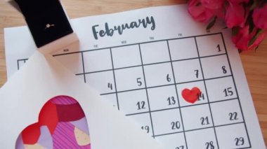 Masada sevgililer günü özellikleri - takvim kalp şeklinde, çiçekler ve yüzük