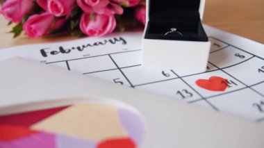 Çiçek, yüzük, kart ve takvimle Sevgililer Günü 'nün güzel kutlaması