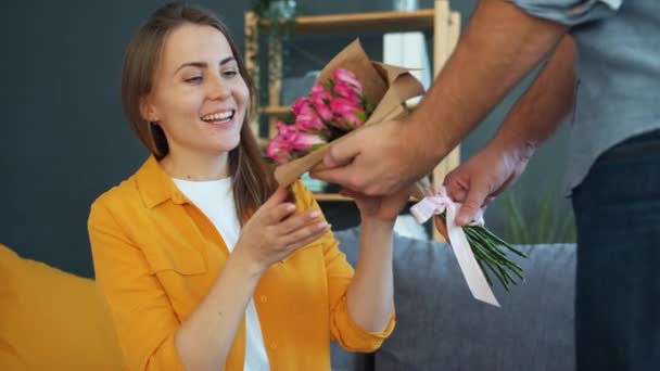 Söt fru tar emot ett gäng rosor från kärleksfull make, killen kysser kvinna — Stockvideo