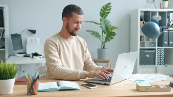 Spännande entreprenör känner sig glad gnugga händerna ler med bärbar dator på kontoret — Stockvideo