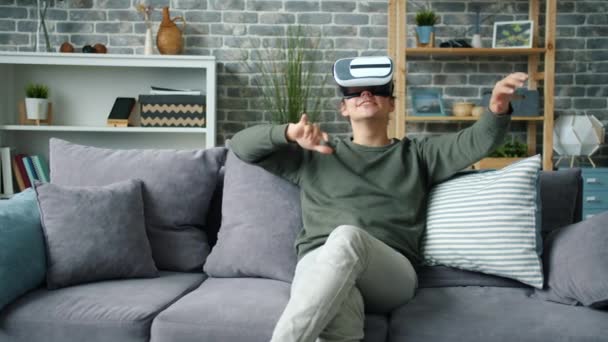 Αργή κίνηση ενθουσιασμένου ατόμου απολαμβάνοντας νέα εμπειρία με γυαλιά εικονικής πραγματικότητας — Αρχείο Βίντεο
