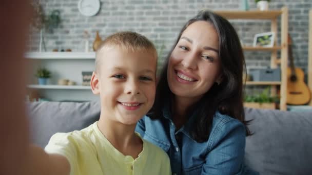Joyful criança tomando selfie com a mãe amorosa posando se divertindo beijando sorrindo — Vídeo de Stock