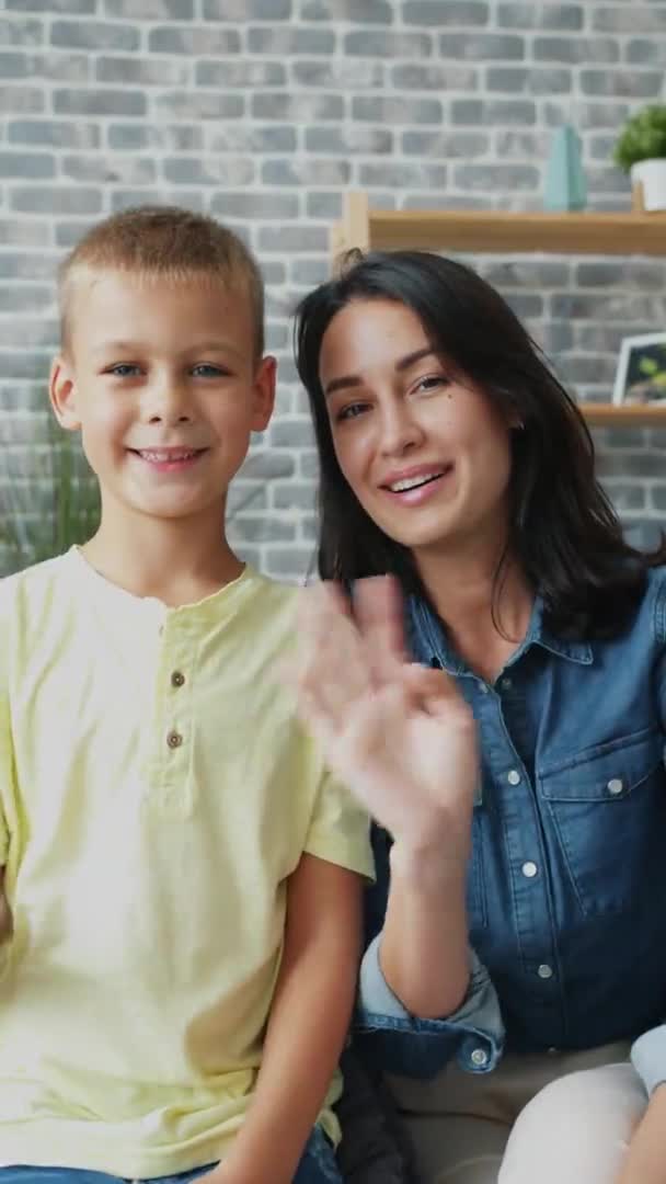 Függőleges videó anya és fia, hogy az online video hívás beszélő integető kéz — Stock videók