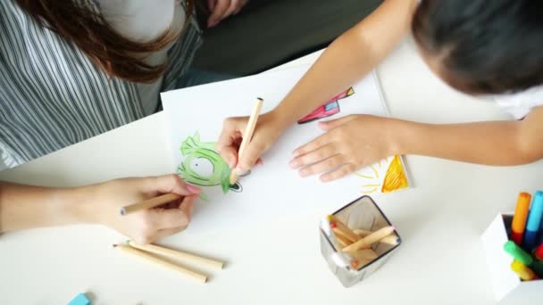 Vista de ángulo alto de la madre y la hija dibujando juntos haciendo imagen creativa — Vídeos de Stock