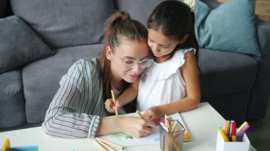 Evde resim çizen sevimli çocuk ve kadın sanattan ve boş zamanlardan keyif alıyor.