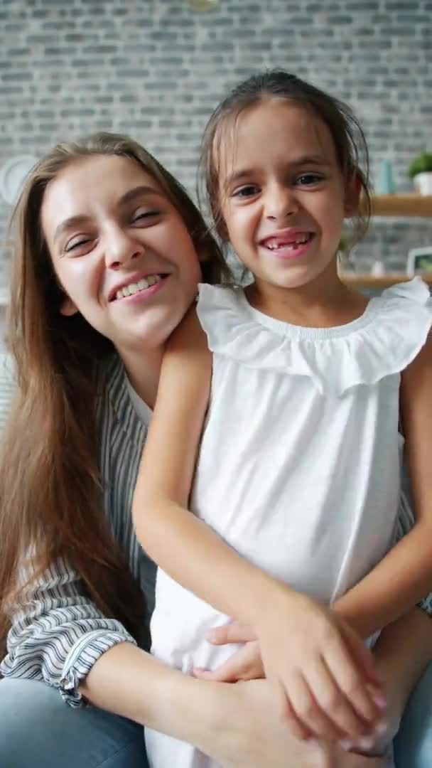 Retrato de bela jovem e linda menina fazendo videochamada on-line de casa — Vídeo de Stock