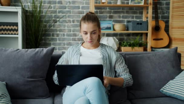 Jong mam met behulp van laptop terwijl dochter sluiten ogen hebben plezier spelen met ouder — Stockvideo