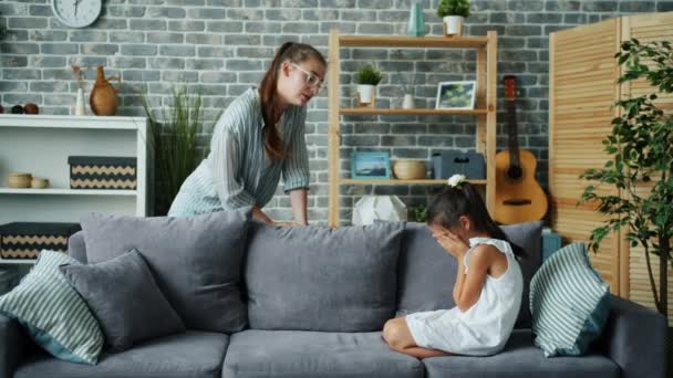 Boos moeder bestraffen ondeugend dochter kwispelende vinger terwijl kind huilen — Stockvideo