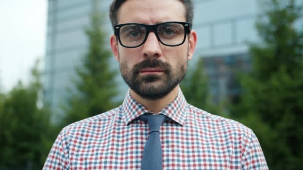 Retrato de chico barbudo guapo en gafas con camisa y corbata al aire libre — Vídeos de Stock
