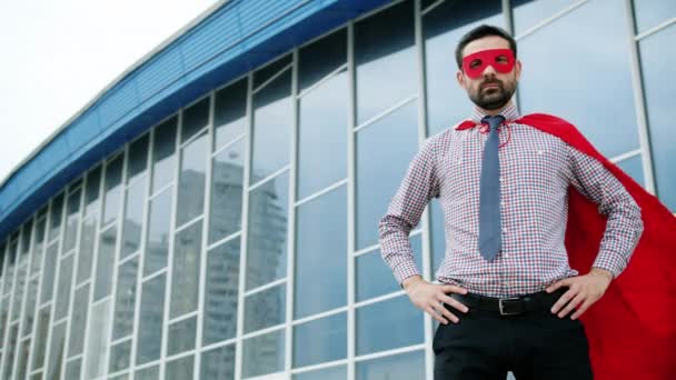 Портрет незалежної людини в червоній накидці і масці супергеройський одяг на відкритому повітрі — стокове відео