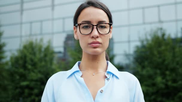 Cámara lenta de la señora de negocios con confianza en la ropa formal de pie al aire libre solo — Vídeos de Stock