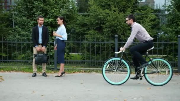 Man in formele kleding paardrijden fiets in de stad genieten van eco vervoer en lichaamsbeweging — Stockvideo