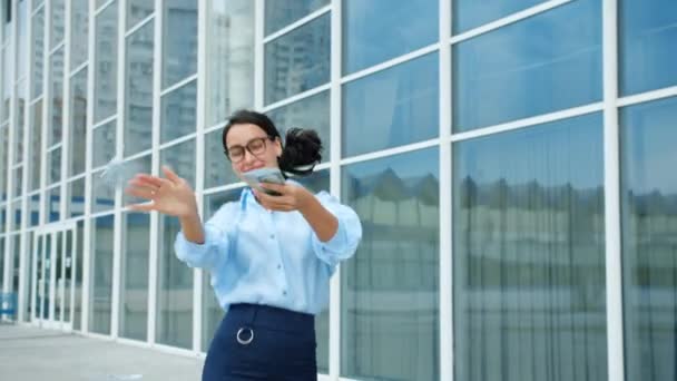 Movimento lento do trabalhador de escritório jogando notas ao ar livre se divertindo com dinheiro — Vídeo de Stock