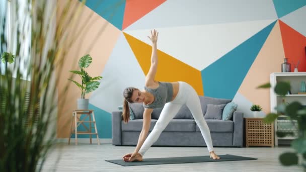 Portret van een leuke dame in legging en top doen yoga thuis uit te werken — Stockvideo