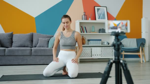 Vlogger instructor de yoga haciendo video para vlog en línea usando cámara de teléfono inteligente — Vídeo de stock