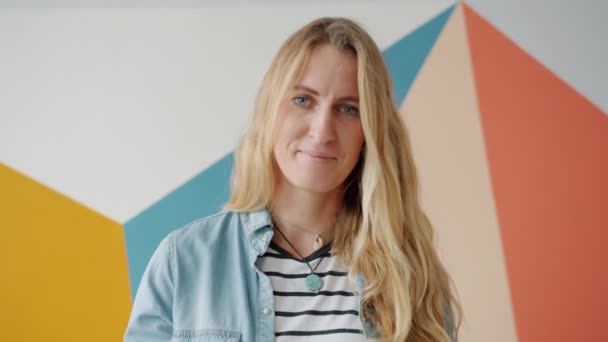 Fröhliche junge Frau zeigt ok Handgeste lächelnd auf hellem Hintergrund — Stockvideo