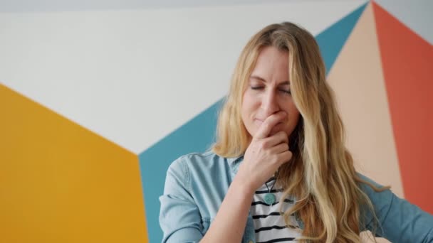 Smiling happy girl thinking then raising forefinger showing good idea gesture — Stock Video