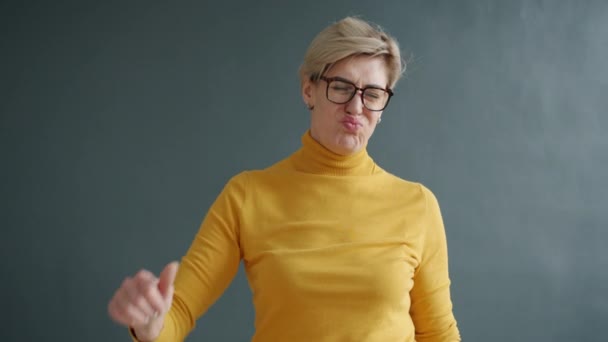 Teleurgesteld volwassen vrouw tonen duimen-down gebaar schudden hoofd binnen — Stockvideo