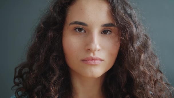 Close-up retrato de linda menina de raça mista com olhos castanhos e cabelos encaracolados — Vídeo de Stock