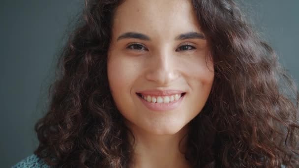 Primer plano retrato de alegre mujer asiática sonriendo con cara feliz sobre fondo oscuro — Vídeos de Stock