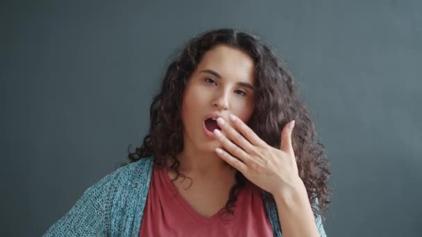 Ennuyé mixte race étudiant bâillement fermeture bouche avec main secouant la tête à l'intérieur — Video