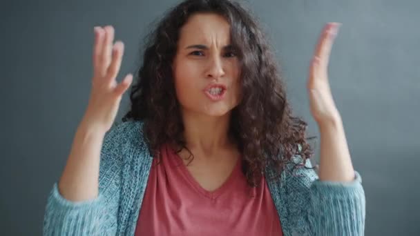 Retrato de la joven enojada gritando gestos luchando mirando a la cámara — Vídeos de Stock