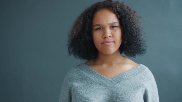 Ritratto di bella ragazza afroamericana che mostra il gesto dei pollici verso il basso — Video Stock
