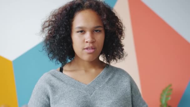 Söt afroamerikansk flicka skakar på huvudet visar tummen ner ogillar gest — Stockvideo