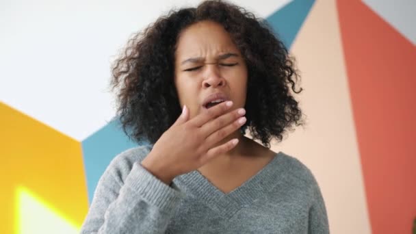 Portrait of sleepy Afro-American person pretty girl yawning looking at camera at home — Stok Video