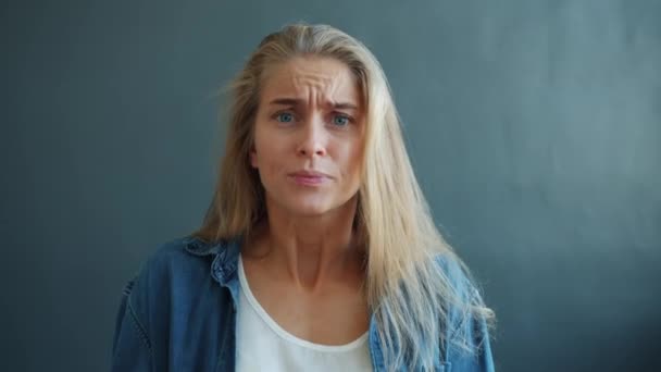 Jeune femme malheureuse hurlant les bras battants en regardant la caméra se sentir triste — Video