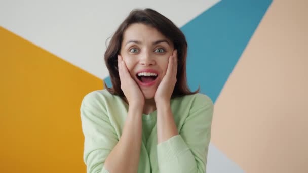 Porträt einer aufgeregten jungen Frau, die glücklich und aufgeregt in die Hände klatscht — Stockvideo
