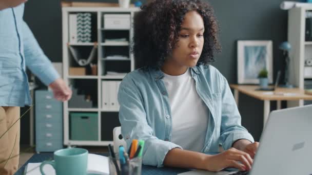 Serieuze vrouw werkt met de computer in het kantoor dan het krijgen van document van de baas — Stockvideo