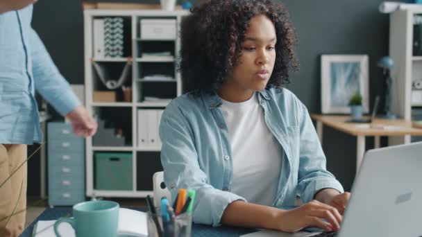 Mujer seria que trabaja con la computadora en la oficina y luego obtener el documento del jefe — Vídeo de stock