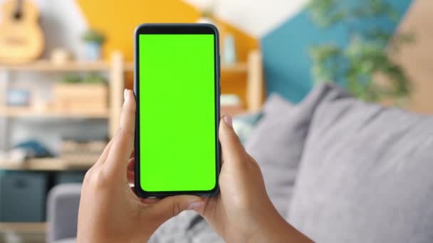 Zbliżenie zdjęcie zielony ekran szablon smartfon w rękach kobiet w domu — Wideo stockowe