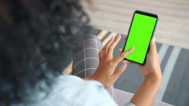 Zadní pohled na ženu brunetky pomocí zelené obrazovky smartphone dotykové obrazovky — Stock video