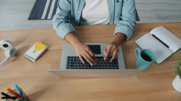 Estudante afro-americano alegre usando laptop em casa desfrutando do trabalho — Vídeo de Stock