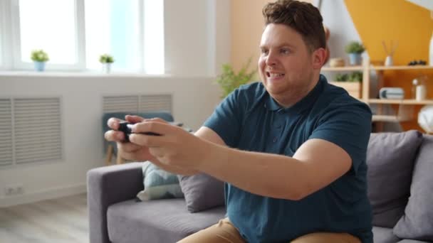 Junge Person fühlt sich nach Verlust des Videospiels zu Hause schlecht und hat Spaß allein drinnen — Stockvideo