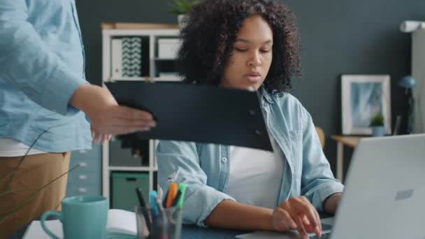 Zeitlupe: Büroangestellte bekommt Dokument von männlichem Kollegen — Stockvideo