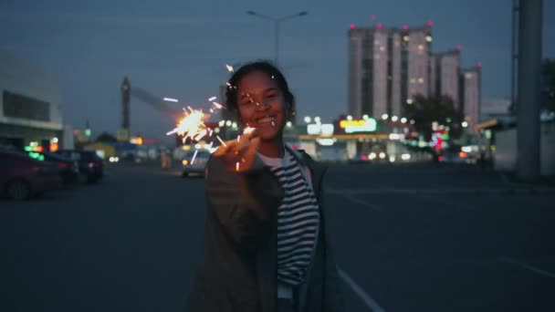 Belle dame afro-américaine dansant à l'extérieur tenant la lumière du bengale la nuit — Video