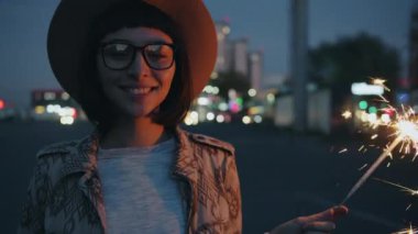 Geceleri Bengal ışığı tutan genç ve güzel bir kadın hippinin ağır çekimi.