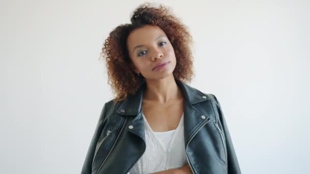 Mooi Afro-Amerikaanse vrouw model poseren voor camera in studio glimlachen — Stockvideo