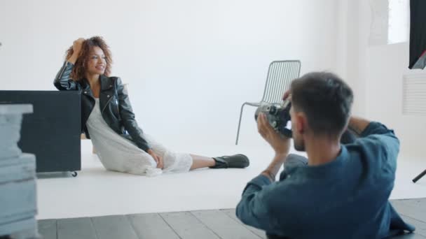 Menina sexy posando para câmera em estúdio trabalhando com fotógrafo profissional — Vídeo de Stock