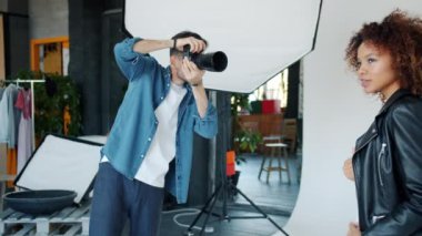 Profesyonel fotoşopun sahne arkası: Genç modelin fotoğrafını çeken adam