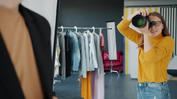 Rallentatore di giovane fotografa donna che lavora con la modella scattare foto — Video Stock