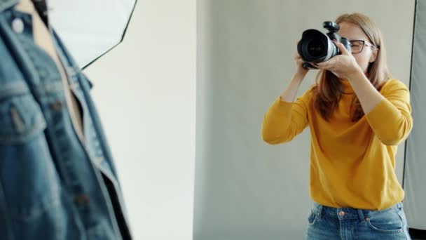 Jeune photographe sympathique travaillant avec modèle en studio parler en utilisant la caméra — Video